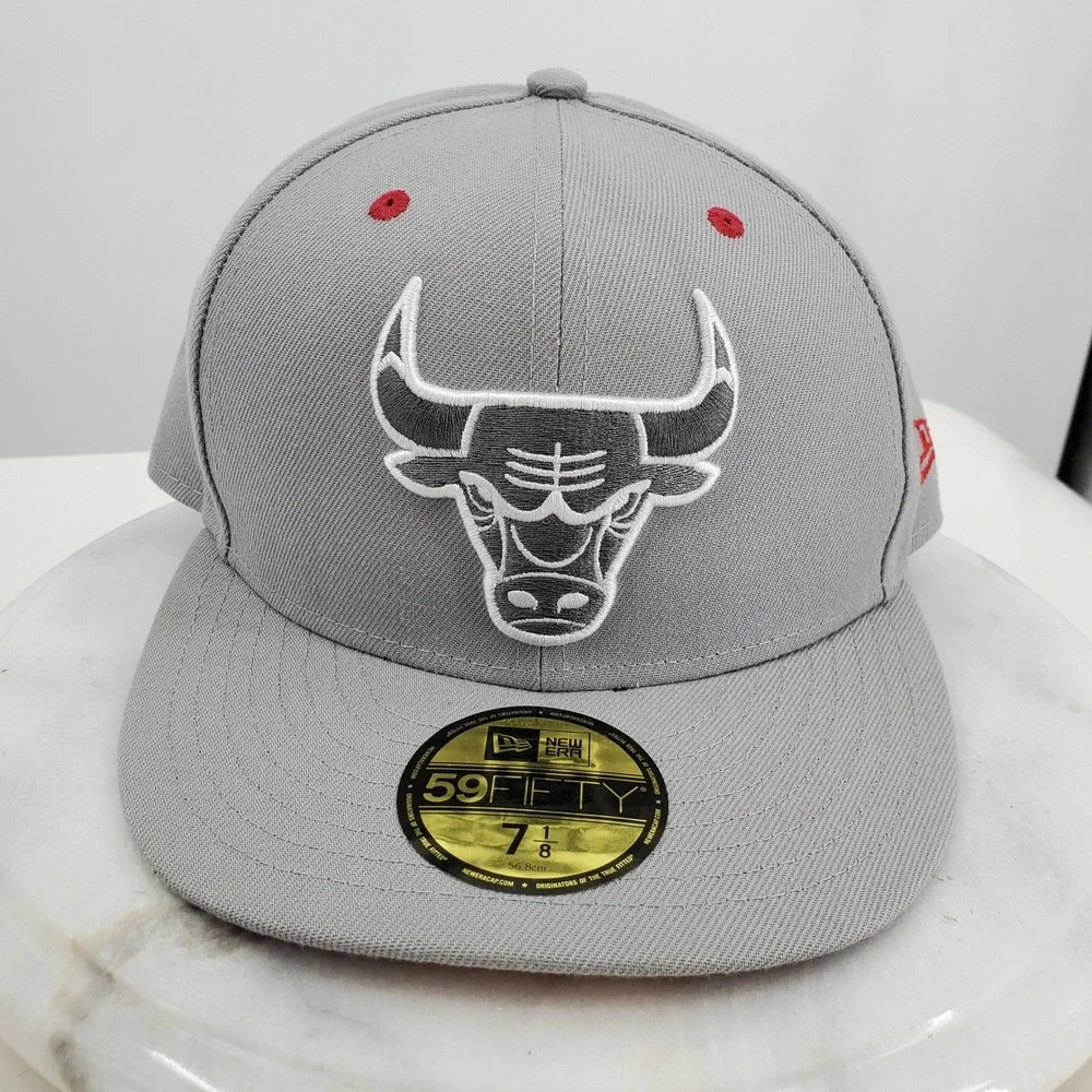 New Era 59FIFTY Chicago Bulls NBA Fitted Hat Grey Red Size 7 1/8 Flat Brim Cap